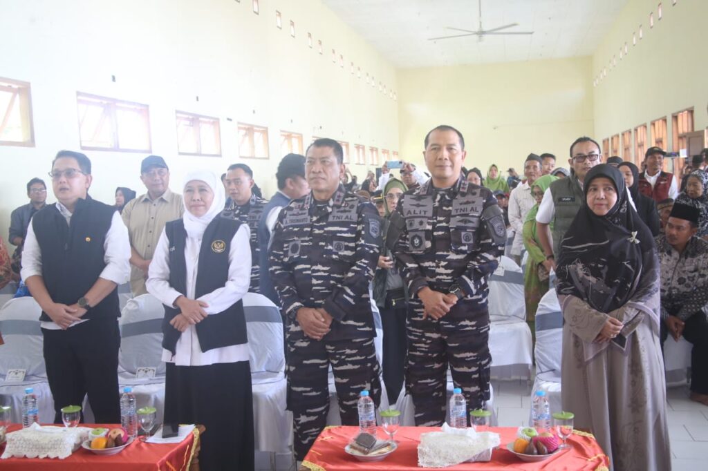 Pangkoarmada II Dampingi Gubernur Jatim Serahkan Bantuan Sosial Kepada Masyarakat Pulau Bawean