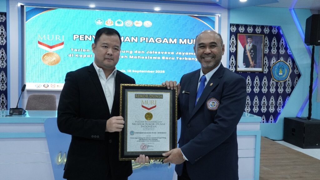 Universitas Hang Tuah Ukir Rekor MURI Lewat Aksi Kolosal Mahasiswa Baru di KRI Surabaya 591