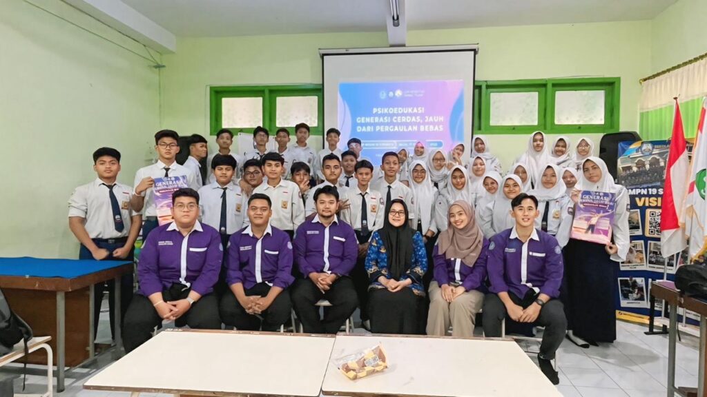 Remaja Diedukasi Bahaya Pergaulan Bebas, Mahasiswa UHT Gelar Psikoedukasi di SMPN 19 Surabaya