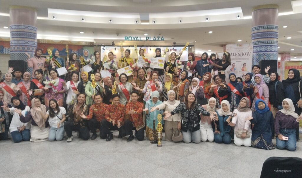 Dosen dan Mahasiswa FISIP UHT Raih Penghargaan Putri dan Bunda Berkebaya pada Peringatan Hari Ibu 2025