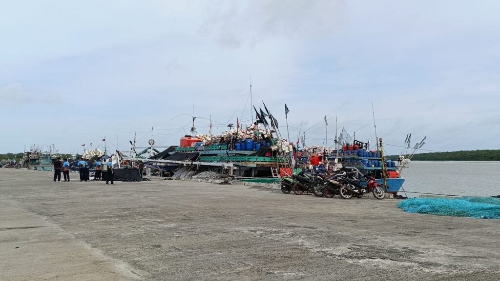 INGATKAN KONDISI ALAM DAN CUACA, KOMANDAN KODAERAL XI DIDAMPINGI WADAN DAN PJU BERKUNJUNG KEPADA PARA NELAYAN.