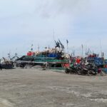 INGATKAN KONDISI ALAM DAN CUACA, KOMANDAN KODAERAL XI DIDAMPINGI WADAN DAN PJU BERKUNJUNG KEPADA PARA NELAYAN.