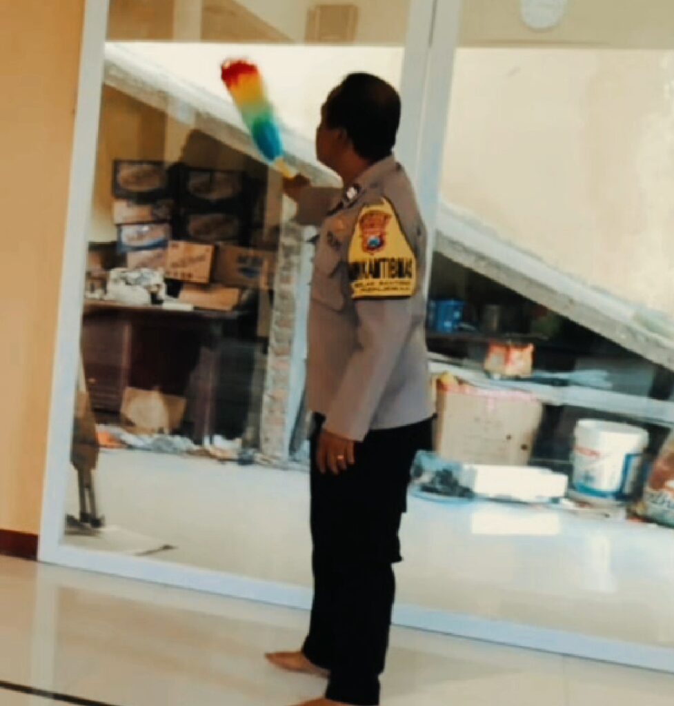 Kapolsek Kenjeran Peringatan Isra’mi’raj Nabi Muhammad Saw Di Kegiatan Bakti Sosial Berupa bersih-bersih Masjid