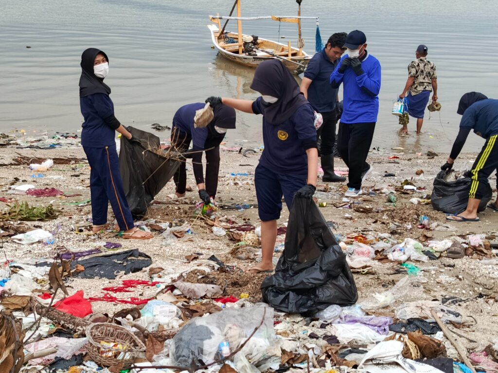 Kampus Laut Biru Mengabdi: BEM UHT Berdayakan Masyarakat Pesisir Kwanyar