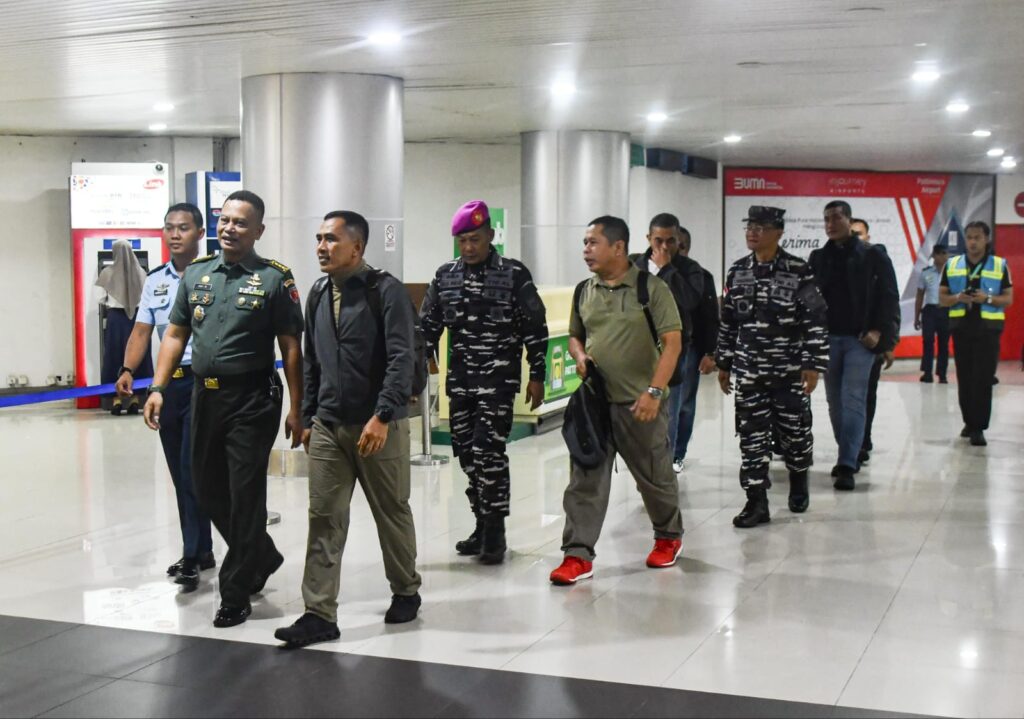 Irspektur Kodaeral IX Sambut Kedatangan Tim Itjen TNI di Bandara Pattimura Ambon