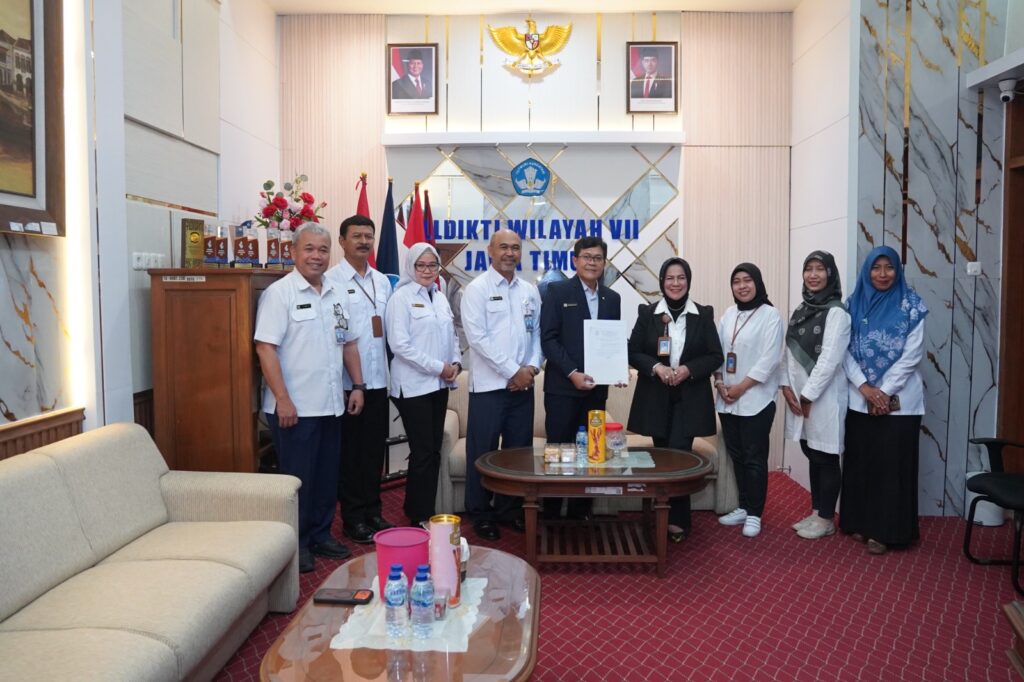 LLDIKTI Wilayah VII Serahkan Sertifikat kepada Universitas Hang Tuah