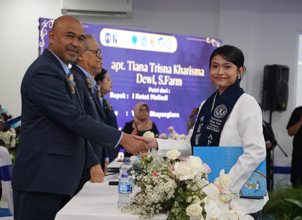 Farmasi UHT Kukuhkan 29 Apoteker Baru, Siap Berkarya untuk Indonesia