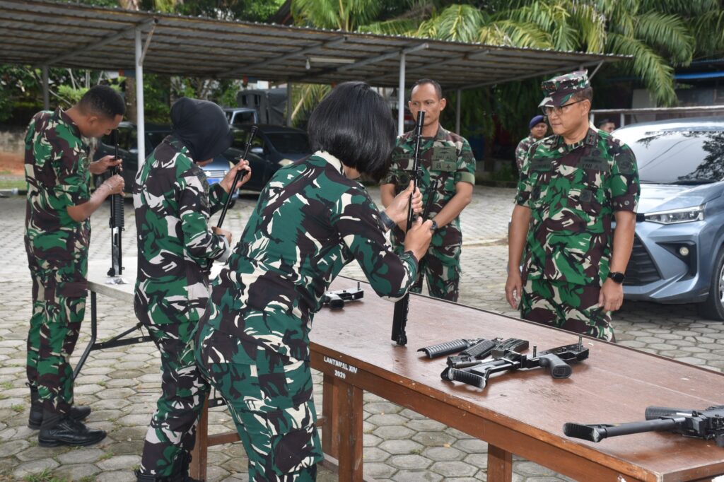Tingkatkan Profesionalisme Prajurit, Komandan Kodaeral XIV Sorong Mengecek Langsung Latihan Uji Terampil Glagaspur P1-P2