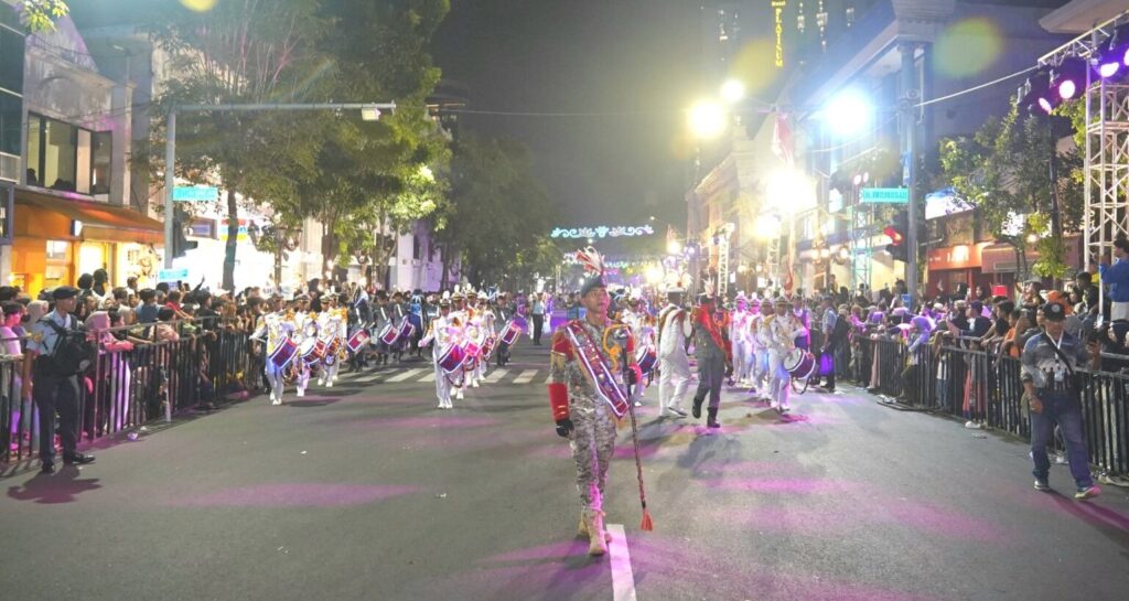 “Gita Jala Sena” UHT Tampil Memukau, Jadi Sorotan di Surabaya Vaganza 2026