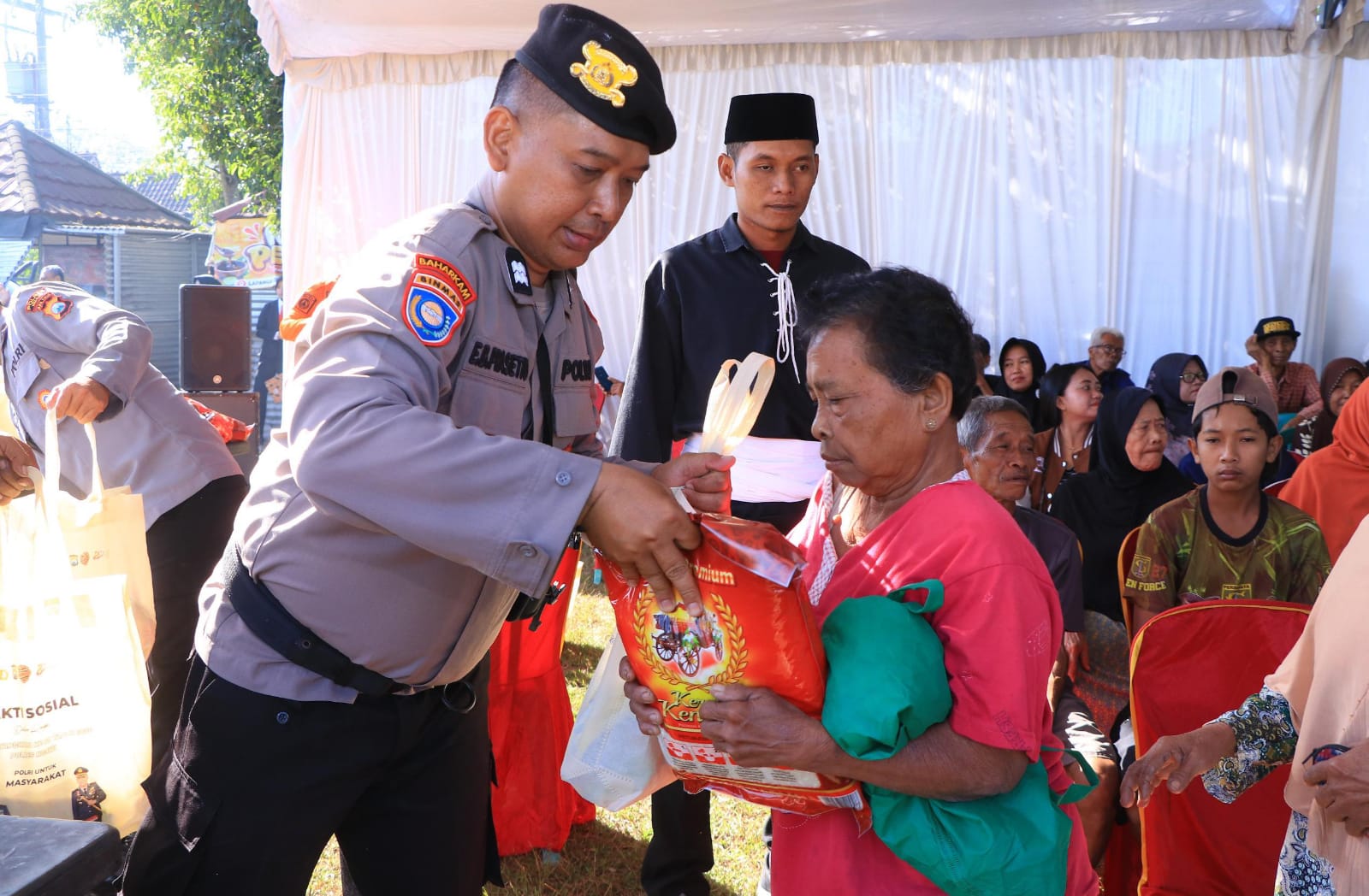 Revitalisasi Masjid Panggilan Sujud, Wakapolri Santuni 25 Anak Yatim di Lembang
