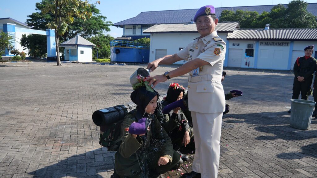 UHT Dorong Mahasiswa KIP-K Berprestasi dan Berjiwa Bela Negara Melalui Menwa