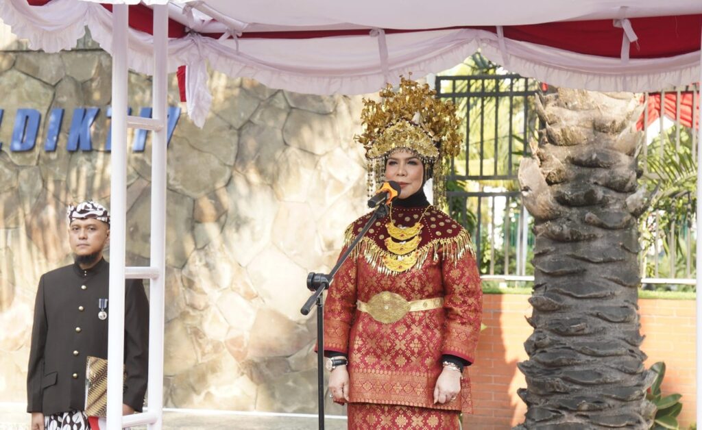 Drumband Gita Jala Sena UHT dan Paduan Suara Gita Denta Harmonia Meriahkan Upacara HUT ke-81 RI di LLDIKTI VII