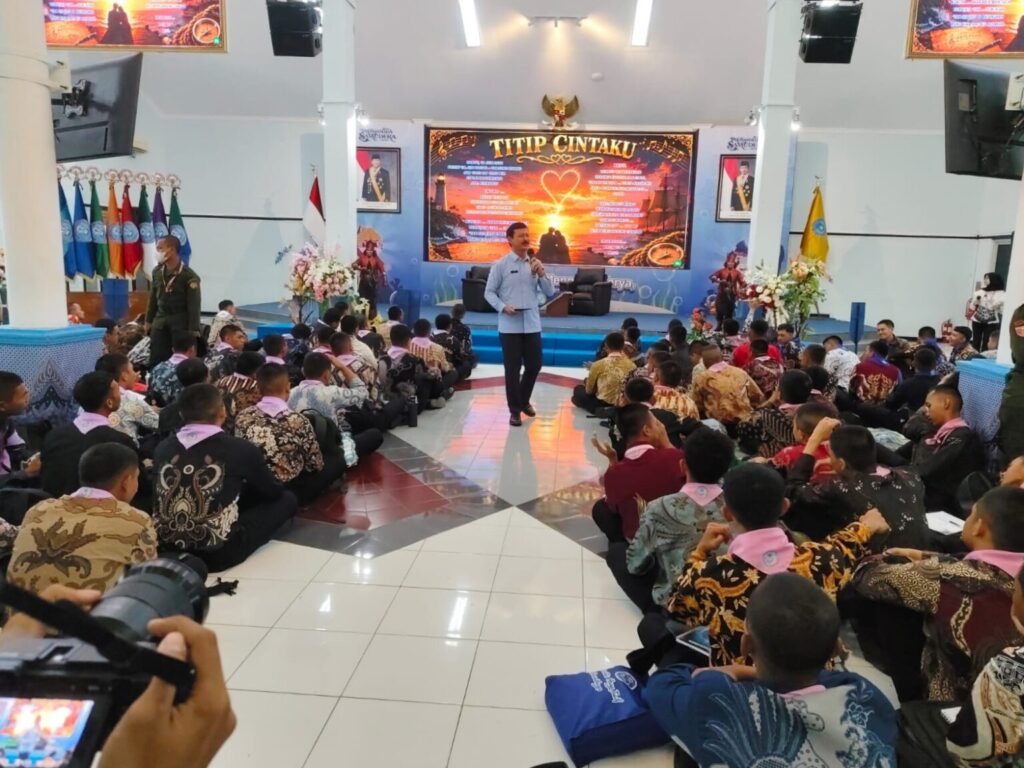 “Nggak Cuma Pinter”, Pesan Kepemimpinan Kreatif Wakil Rektor II UHT untuk Mahasiswa Baru