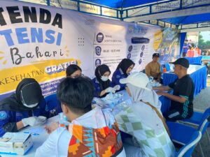 Tenda Tensi Bahari BEM UHT Hadir di CFD Taman Bungkul, Warga Bisa Cek Kesehatan Gratis