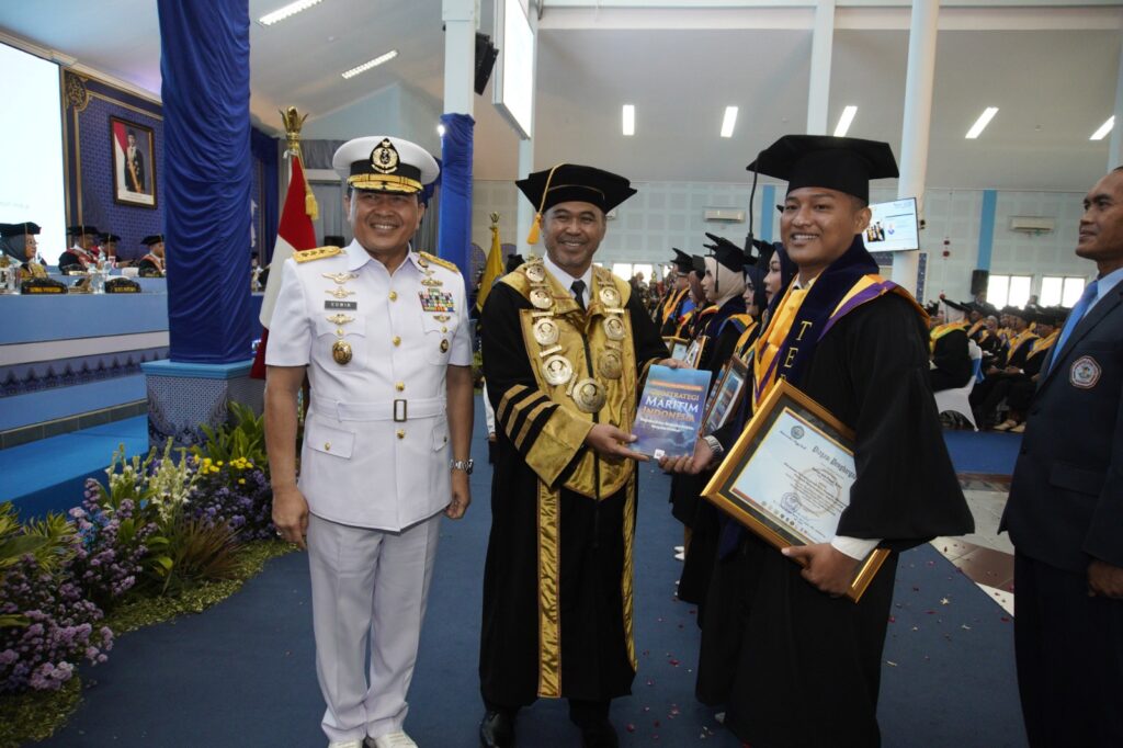 Rektor UHT: Gelar Bukan Pelabuhan, 569 Wisudawan Harus Berani Berlayar dan Berkarya