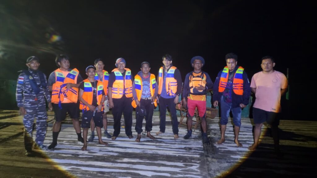 Tim SAR Gabungan Evakuasi 8 ABK LCT yang Alami Kecelakaan Laut