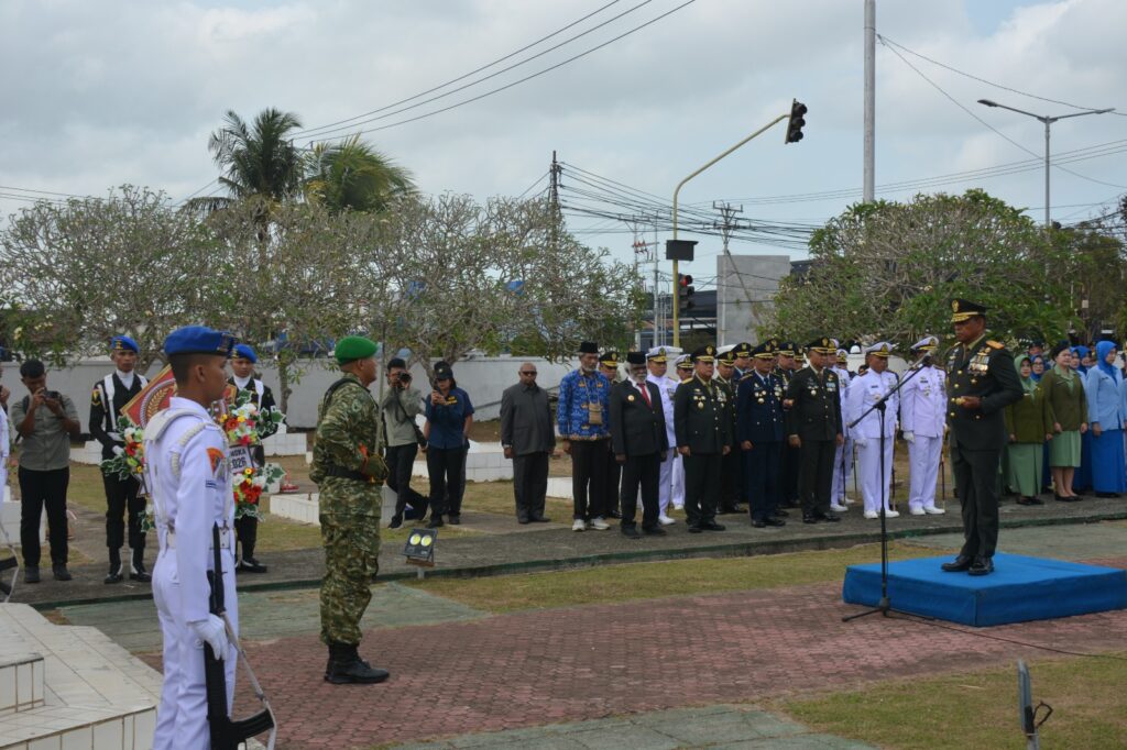Kenang Jasa Pahlawan, Wadan Kodaeral XI Hadiri Ziarah Nasional dalam Rangka HUT TNI ke-81 di TMP Trikora Merauke