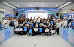 Banjir Prestasi, Rektor UHT Serahkan Reward kepada Mahasiswa Berprestasi di Berbagai Bidang