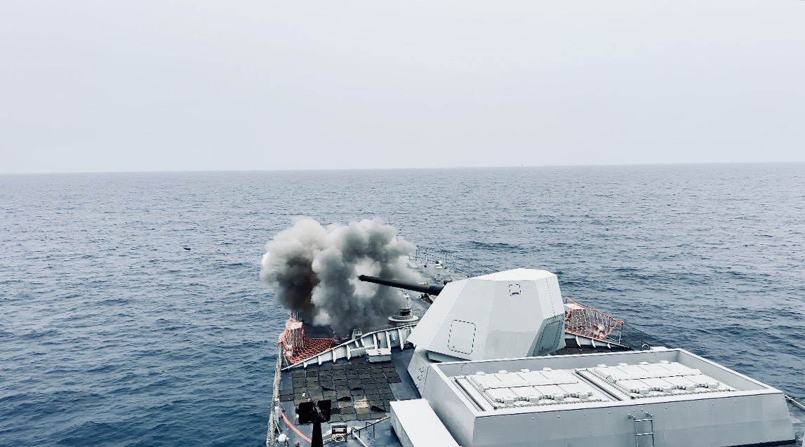 KRI Brawijaya-320 Asah Kemampuan Tempur Melalui Latihan Penembakan Meriam dan Fleet Integration Training